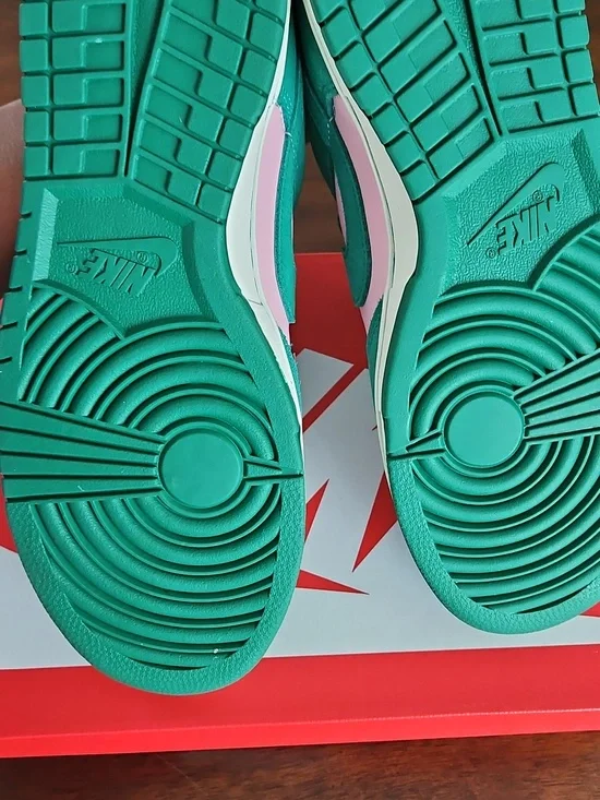 Nike Men's Pink and Green Low-Top Sneakers - Picture 8 of 10